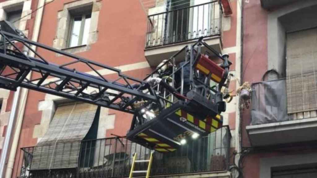 Intervención de los equipos de emergencia para apagar el incendio / GU