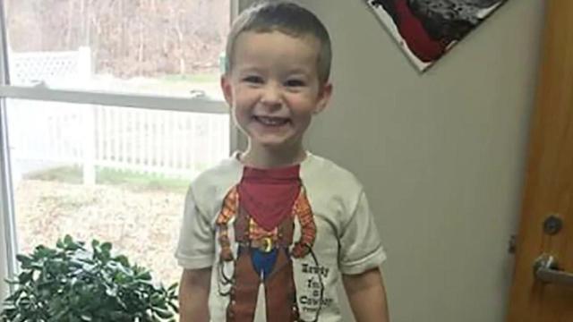 Tony, el niño de tres años que ha tenido regalos pese a ser abandonado por su familia / HINCKLEY POLICE DEPT