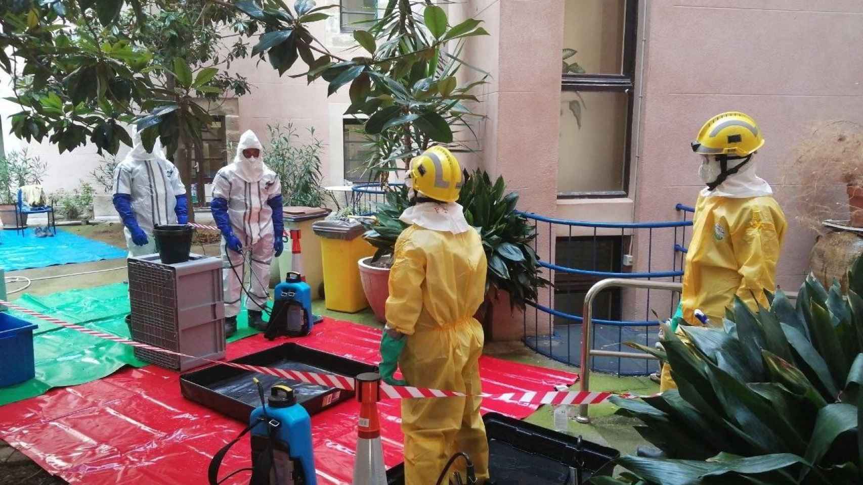 Bomberos colaborando en la desinfección y el traslado de residentes de la residencia de Cervera (Lleida) / BOMBERS DE LA GENERALITAT