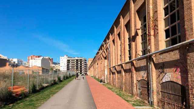 Pasaje entre dos zonas de Can Batlló pendientes de urbanización / AYUNTAMIENTO DE BARCELONA