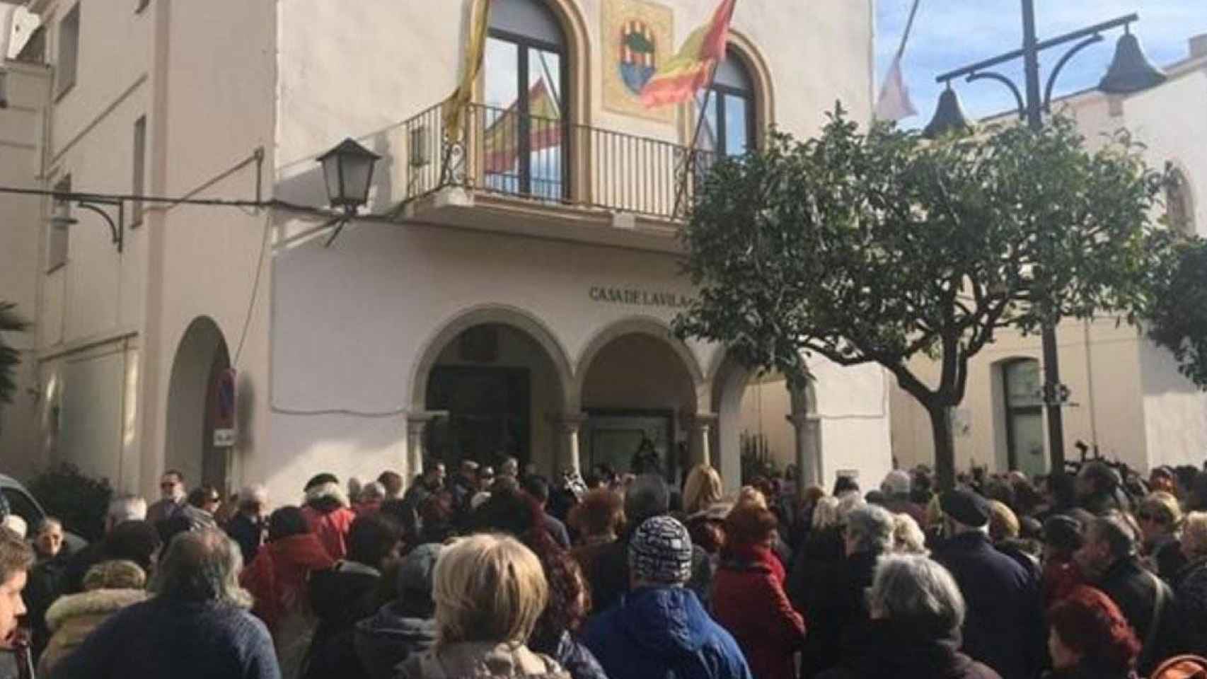 Imagen del minuto de silencio en Pineda de Mar por la muerte del bebé maltratado / EUROPAPRESS