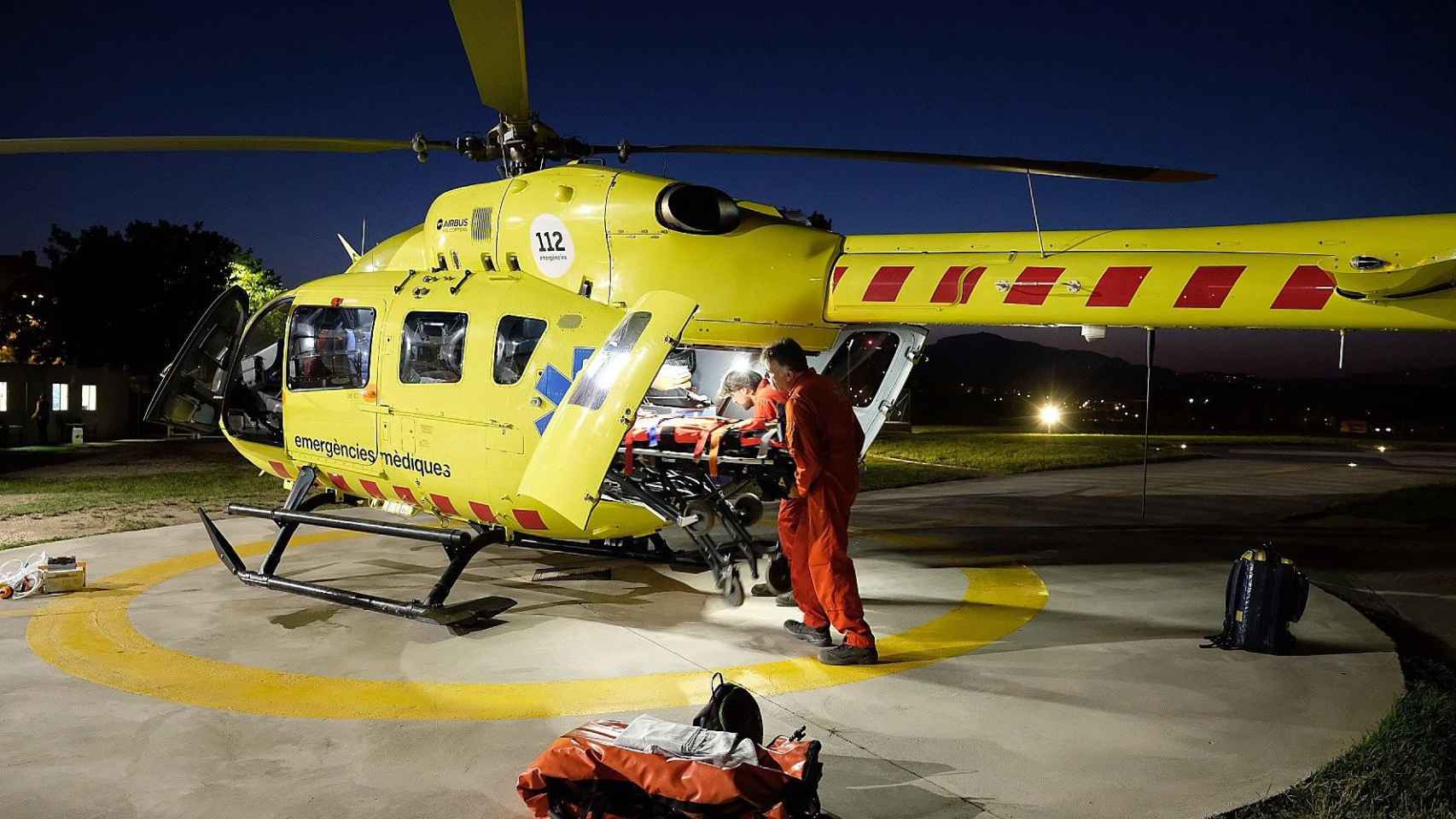 Helicóptero del SEM en el que trasladaron al hombre de 60 años fallecido en la playa de Sitges / EP