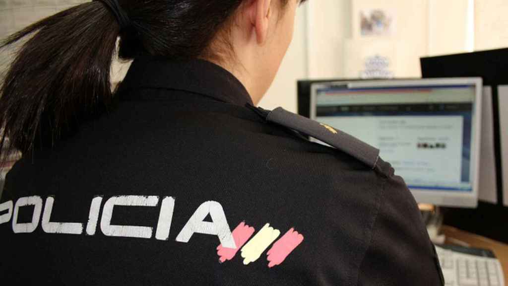 Una agente de Policía investiga las estafas online / POLICÍA NACIONAL