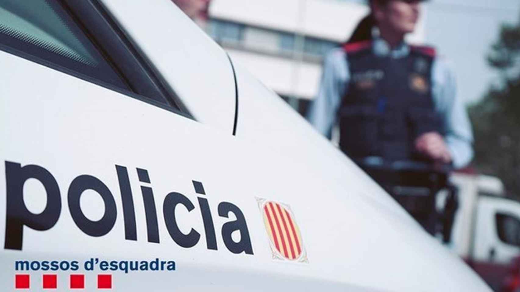 Una pareja de los Mossos d'Esquadra y un coche policial / MOSSOS