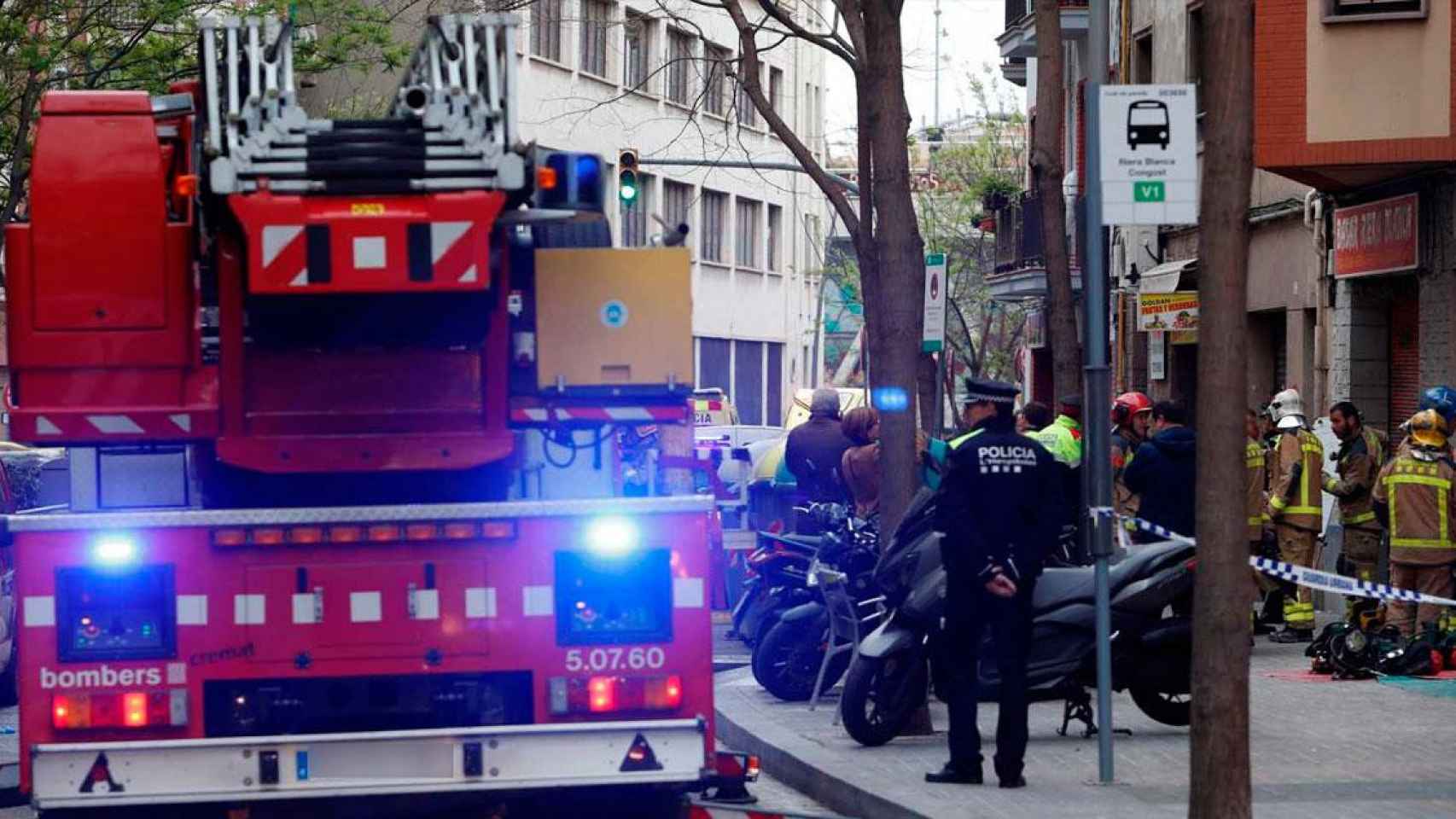 Actuación de los bomberos en un incendio anterior en L'Hospitalet / EFE