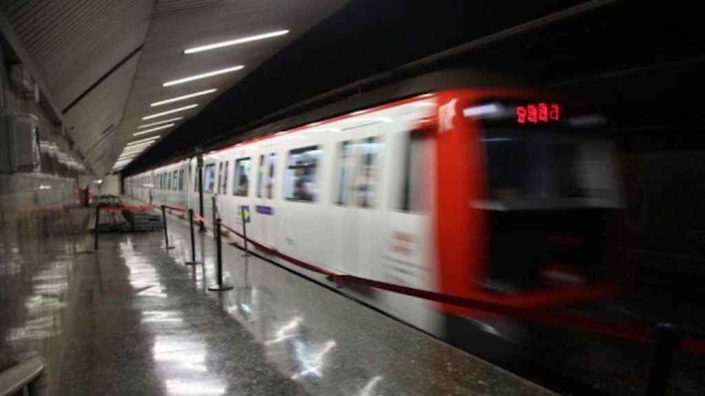 Vagón de metro de Barcelona a la entrada de una estación / EFE