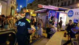 Agentes de la Guardia Urbana, durante su intervención contra el 'top manta' en el metro de plaza Cataluña / CG