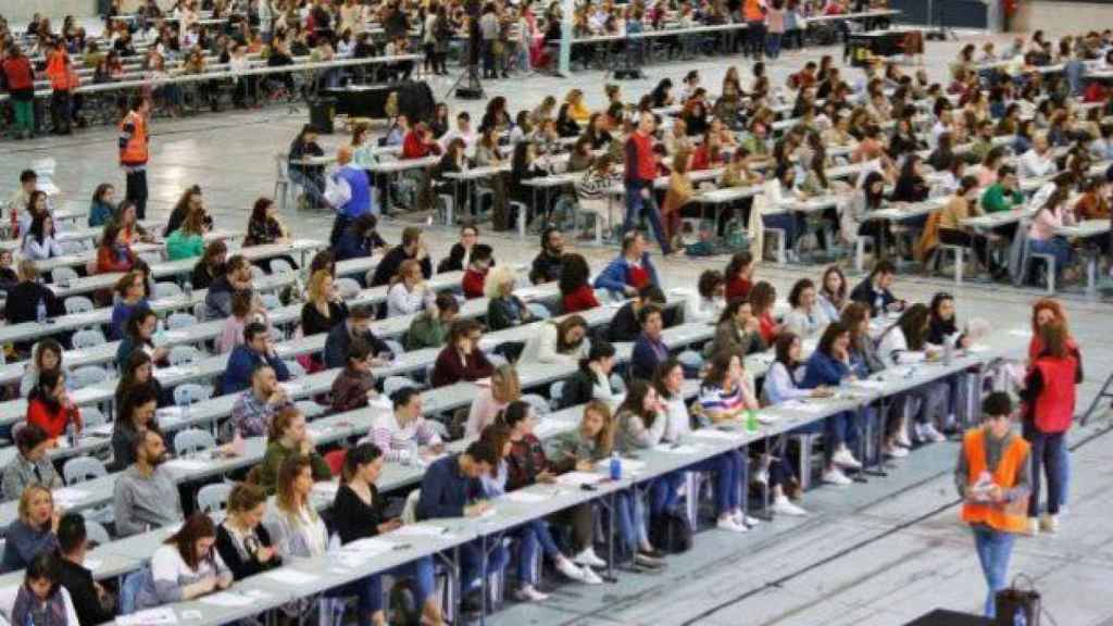 Opositores a puestos públicos durante un examen / EFE