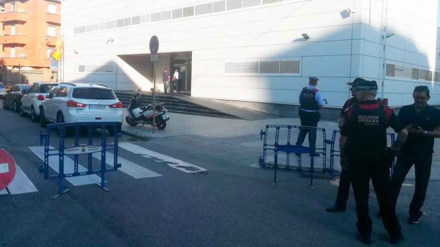 Imagen de una comisaría de los Mossos d'Esquadra con un coche patrulla y un agente / CME