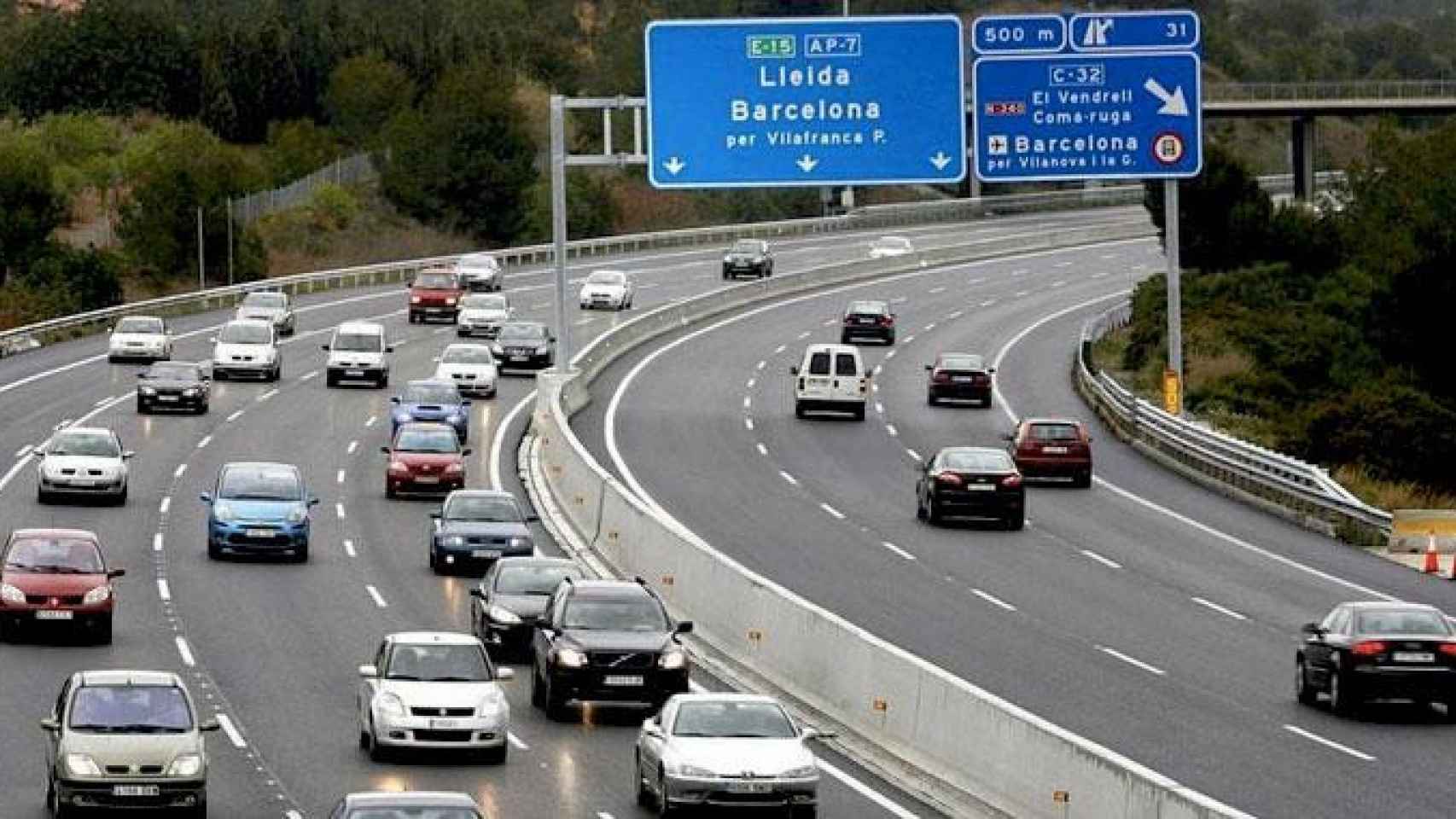 Imagen de archivo de varios vehículos en una autopista catalana, donde las paradas ante mareos en el coche se deben realizar en áreas de servicio / EFE