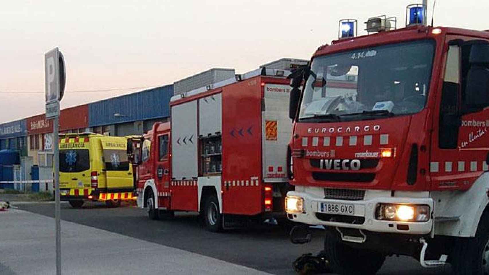 Dotaciones de los bomberos y el SEM en la planta de La Menorquina en Palau-solitá i Plegamans (Barcelona) / PROTECCIÓN CIVIL