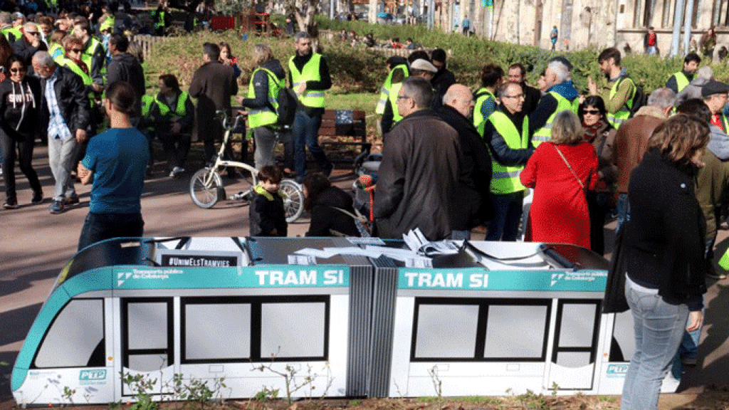 Participantes en la manifestación por la unión del tranvía por la Diagonal de Barcelona / ACN