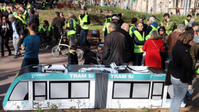 Participantes en la manifestación por la unión del tranvía por la Diagonal de Barcelona / ACN