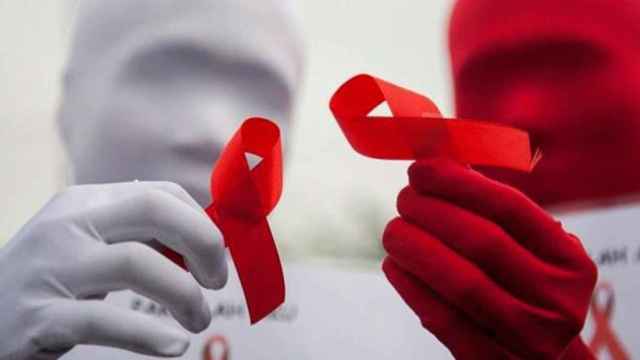 Una imagen de dos lazos rojos, símbolo de la lucha contra el sida / EFE