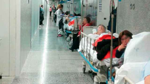 Pacientes que esperan cama en un pasillo del Hospital Moisès Broggi ayer / CG