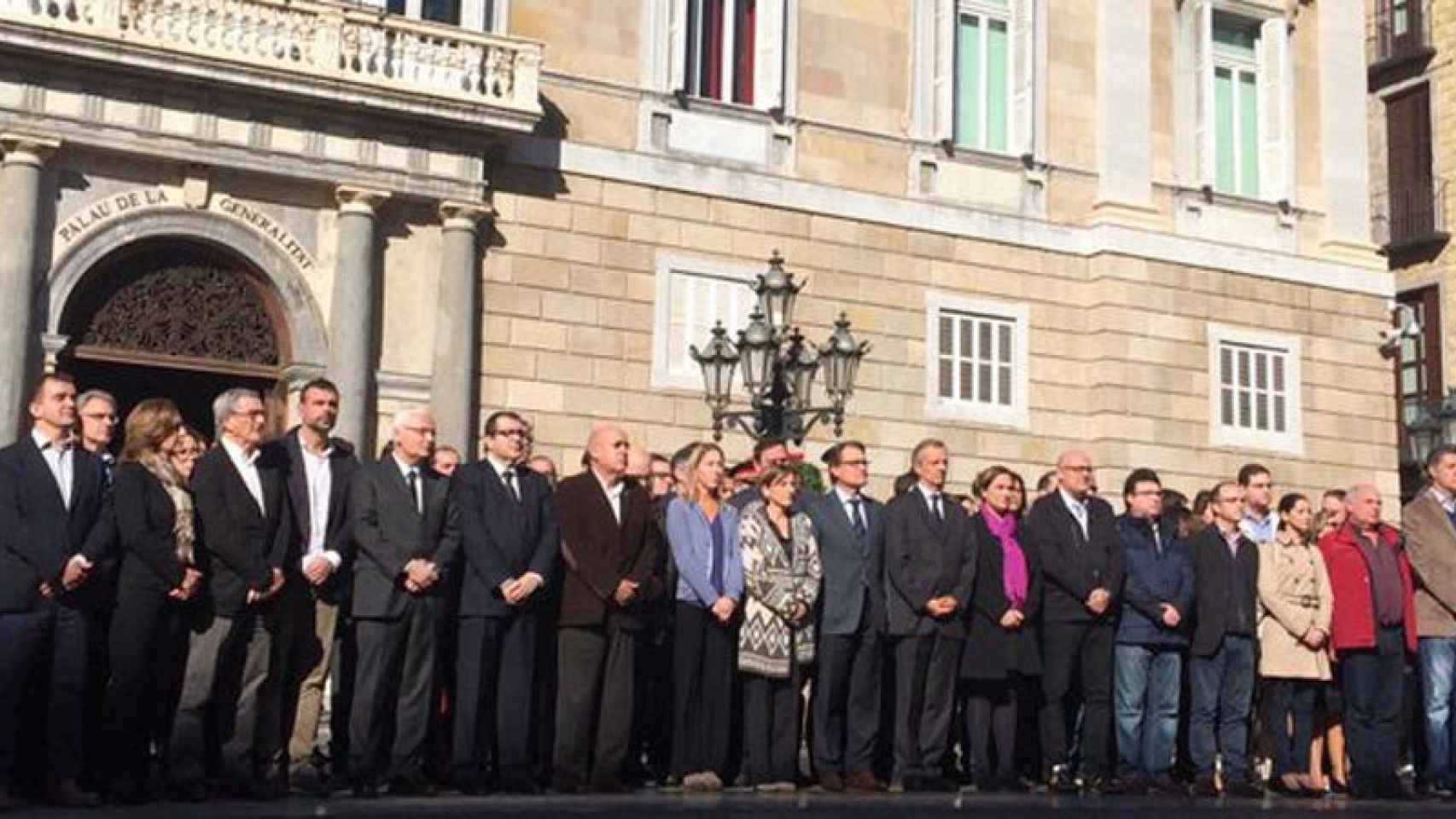 Imagen de la concentración de la plaza de Sant Jaume hace unos minutos.