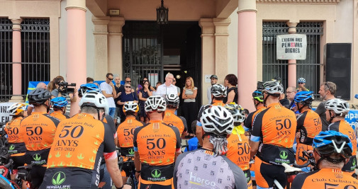 Unas 1.000 personas se concentran ante el Ayuntamiento de Rubí para condenar el atropello a ocho ciclistas el pasado 21 de agosto en Castellbisbal (Barcelona) y pedir más seguridad / EUROPA PRESS