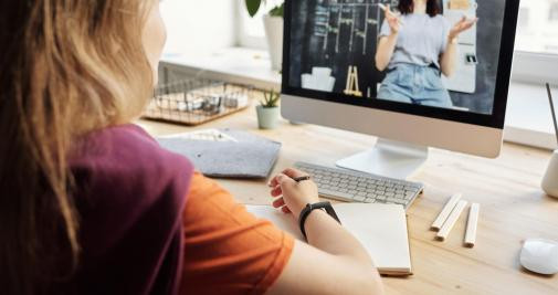 Una alumna realiza una clase telemática