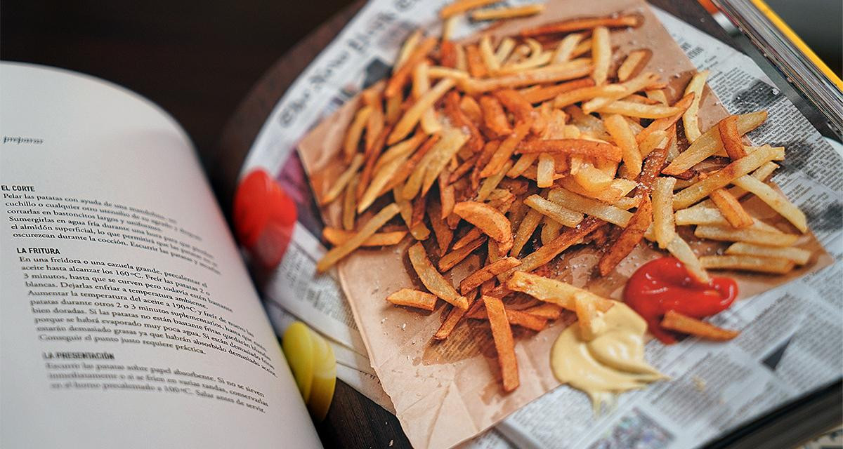 Las french fries acompañadas de salsas / NUEVA YORK. LAS RECETAS DE CULTO