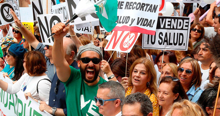 Jesús Candel, el médico granadino del servicio de Urgencias más conocido como 'Spiriman', en una manifestación / EFE