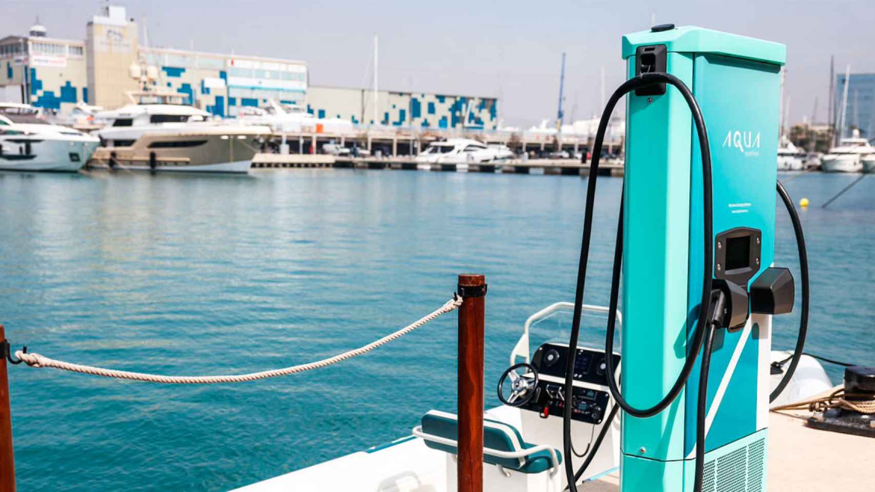 Imagen del primer cargador eléctrico de barcos de Barcelona / Cedida