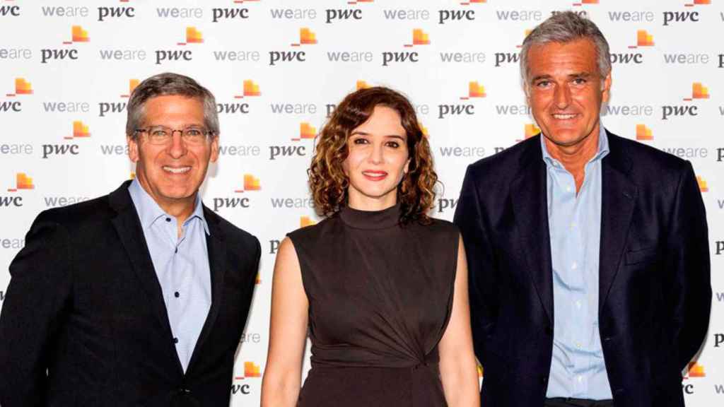 Bob Moritz (i), presidente global de PwC, Isabel Díaz Ayuso (c), presidenta de la Comunidad de Madrid, y Gonzalo Sánchez (d), presidente de PwC en España / PwC