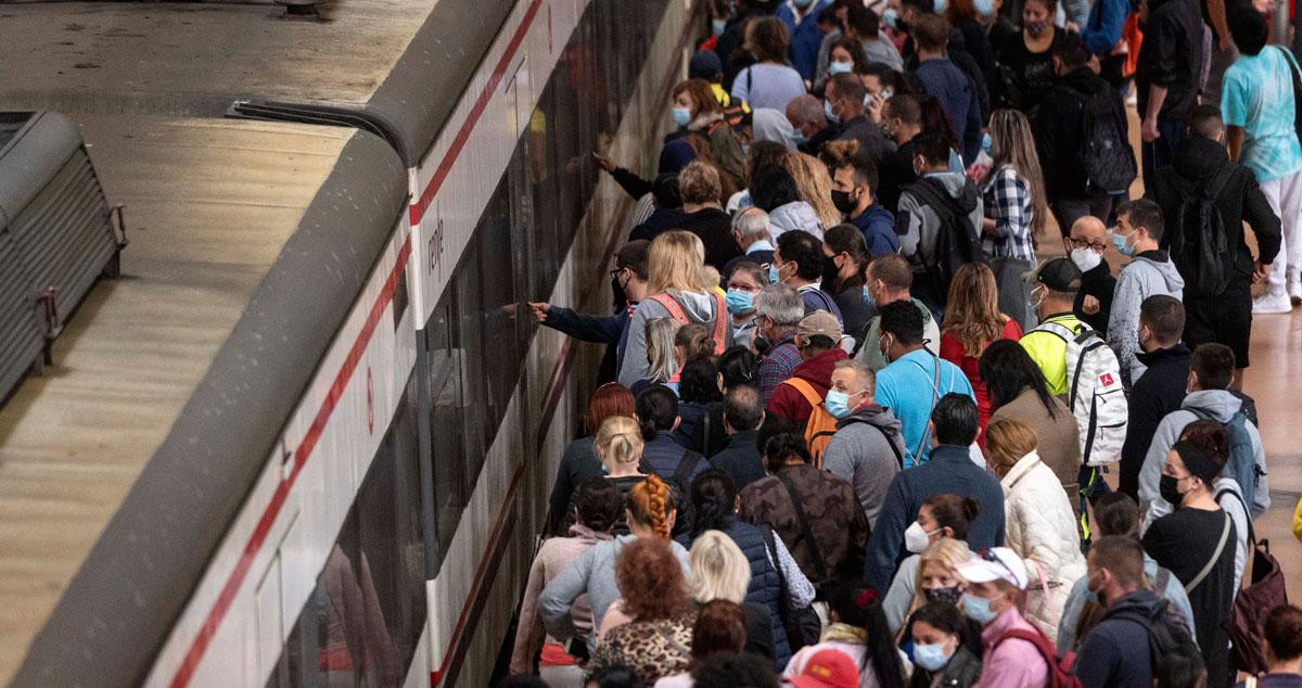 Pasajeros apiñados ante un convoy de Cercanías de Renfe durante la huelga de maquinistas / EP