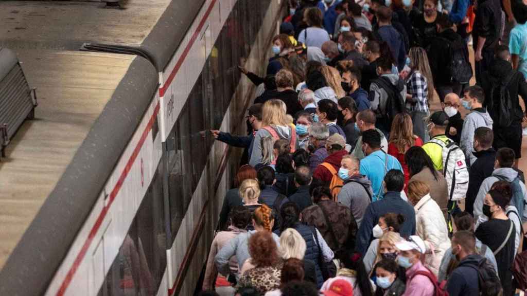 Pasajeros apiñados ante un convoy de Cercanías de Renfe durante la huelga de maquinistas / EP