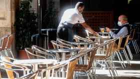 Imagen de un cliente en un bar de la Plaza Real de Barcelona / EFE