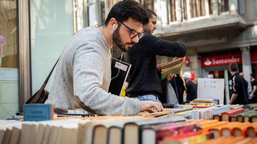 Un joven busca un libro en las librerías / EUROPA PRESS