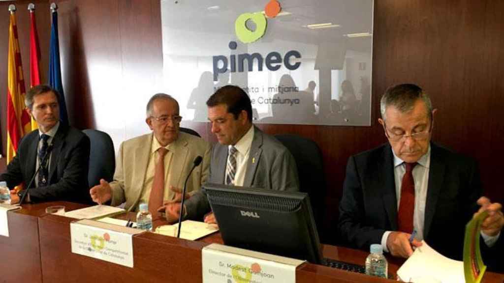 Pimec presenta el 15 Anuario de las Pymes Catalana con su autor, Modest Guinjoan (d); el secretario de Empresa de la Generalitat, Jaoquim Ferrer (2d); el presidente de la patronal, Josep González (2i); y representante de Banco SAbadell, José Luis Montesin