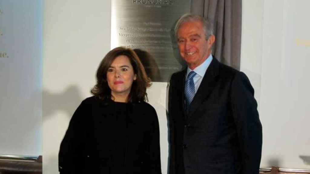 Soraya Sáenz de Santamaría con Alberto Palatchi en la sede de Pronovias.