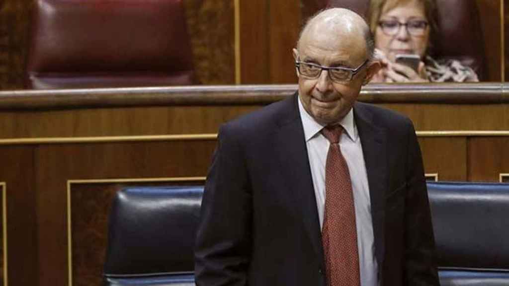 El ministro de Hacienda, Cristóbal Montoro, durante un pleno del Congreso / EFE