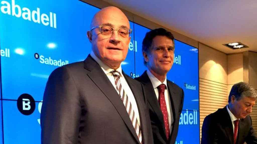 Josep Oliu (i) y Jaume Guardiola (d), presidente y consejero delegado de Banco Sabadell, en la presentación de los resultados de 2016 / CG