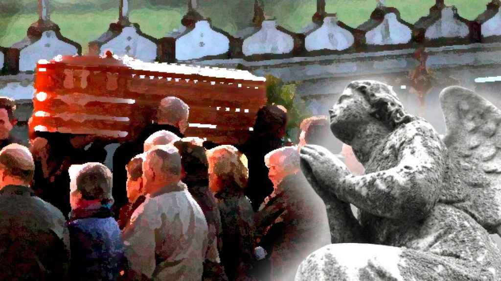 Imagen de un entierro, que lo pobres suelen cubrir con un seguro, y la estatua de un cementerio / CG