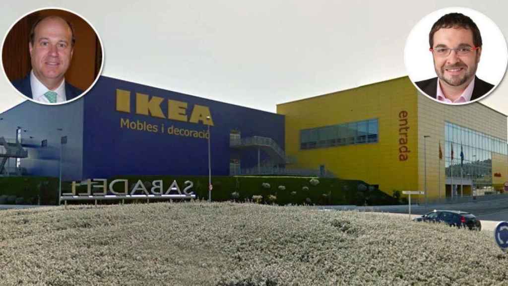 Ignacio Navarro (i), consejero delegado de Ikea Ibérica, y Juli Fernández (d), alcalde de Sabadell junto al establecimiento de la multinacional en la localidad.