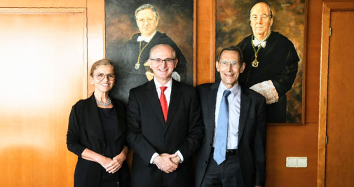 Alfonso Méndiz (c), rector de la UIC, en un acto corporativo / Cedida