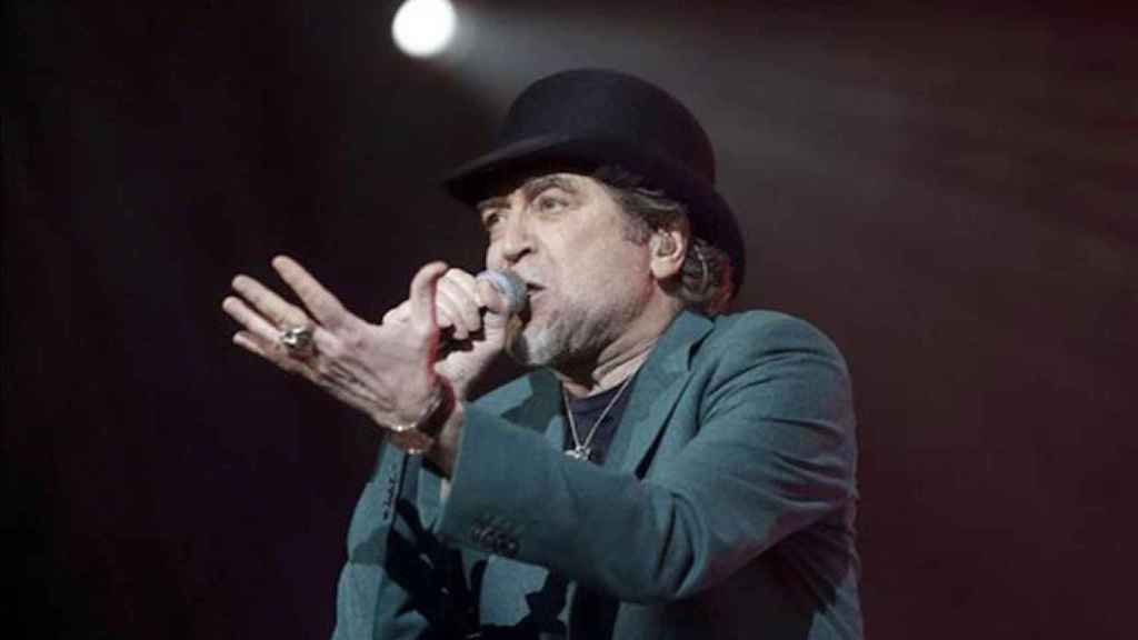 Joaquín Sabina interpretando una de sus canciones en un concierto / EFE