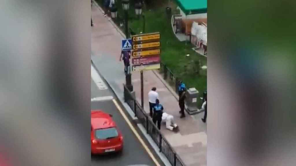 Un hombre sin mascarilla se hace pasar por un perro / CG