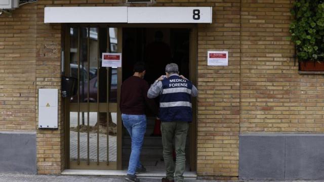 El médico forense accede al piso de las dos hermanas fallecidas (Sevilla) / DIARIO DE SEVILLA