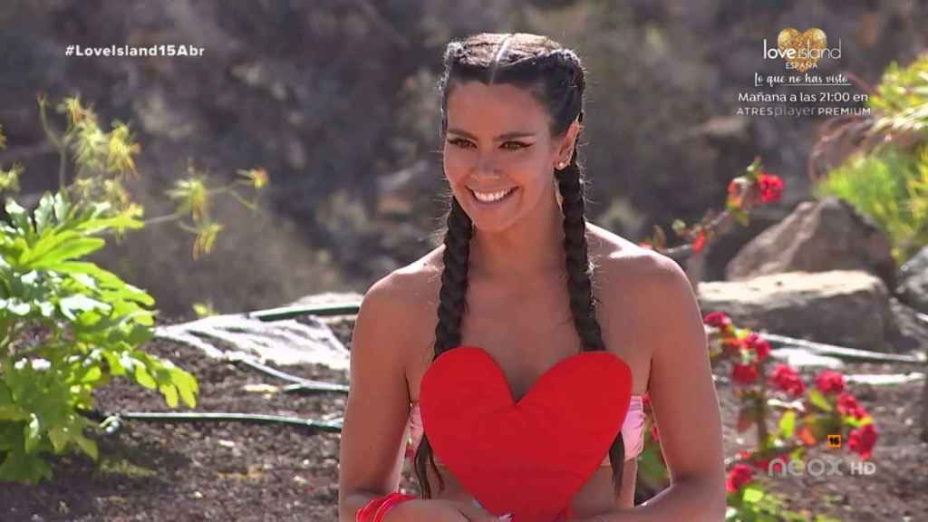 Cristina Pedroche sorprende con un vestido de Ágatha Ruiz de la Prada en Love Island