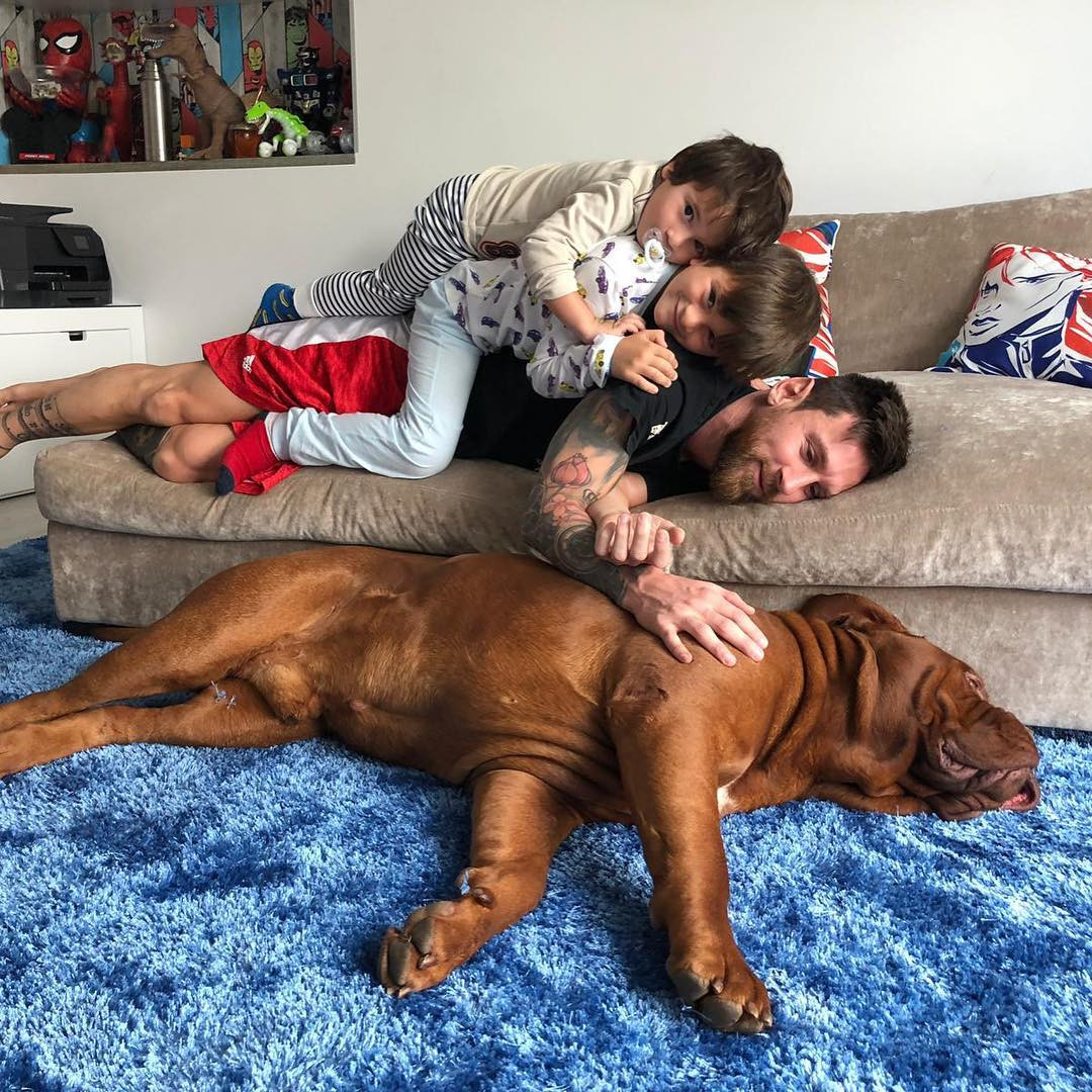 Leo Messi con Thiago y Mateo encima y acariciando a Hulk / INSTAGRAM