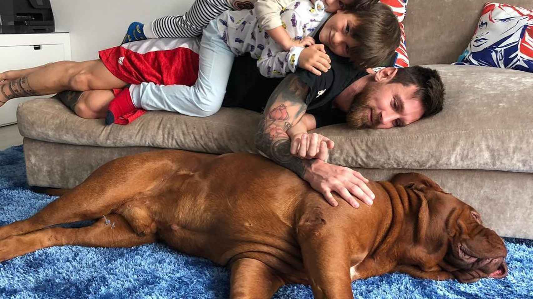 Leo Messi con Thiago y Mateo encima y acariciando a Hulk / INSTAGRAM