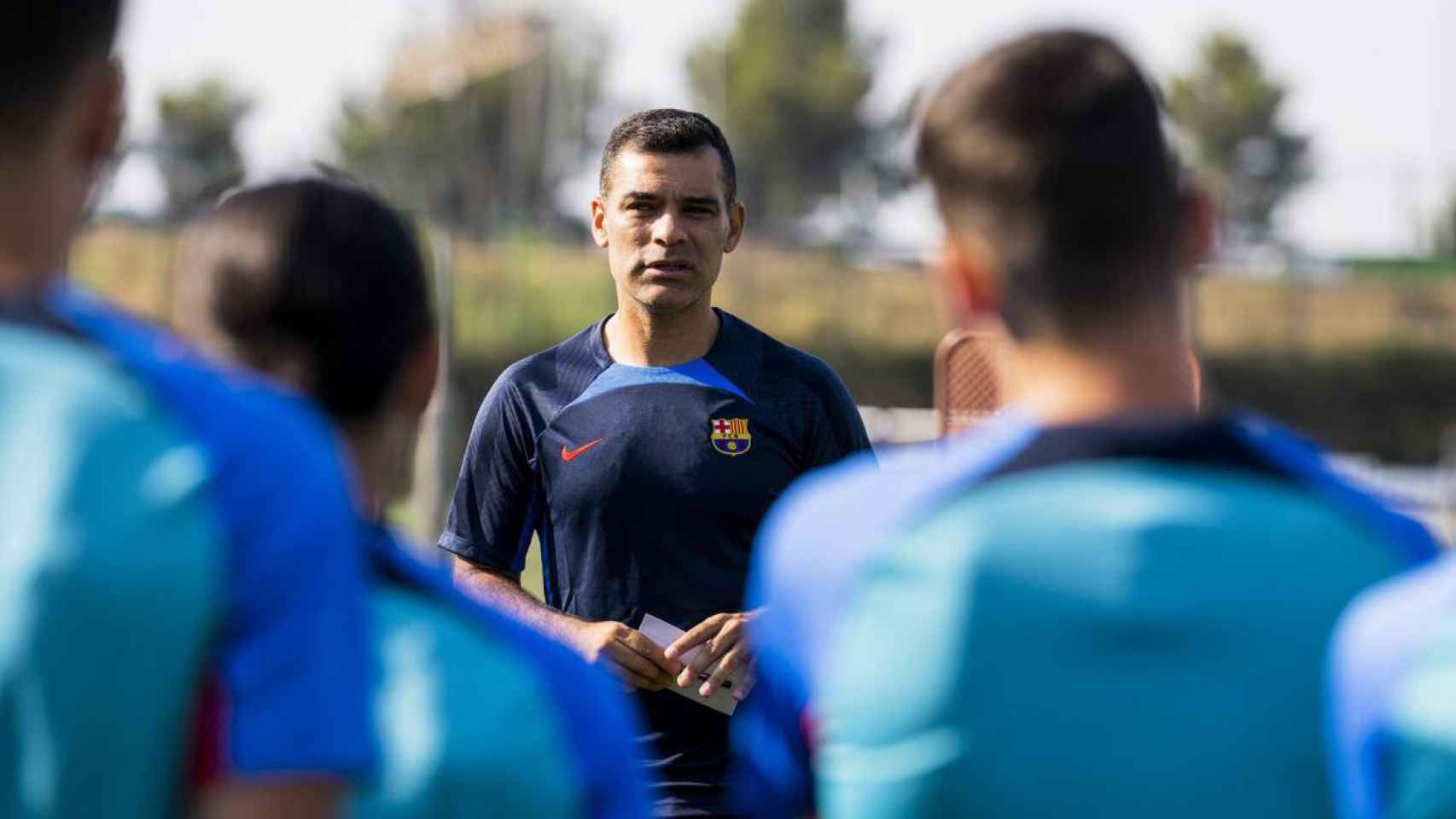 Rafa Márquez, durante una sesión de entrenamiento del Barça B con las grandes joyas del filial / FCB