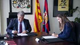 Joan Laporta y Laia Codina, firmando el nuevo contrato hasta 2024 / FCB