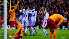 El abrazo grupal del Barça, después de ganar en casa del Galatasaray en la Europa League / FCB