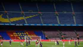 El Camp Nou sin público durante un partido del Barça / EFE