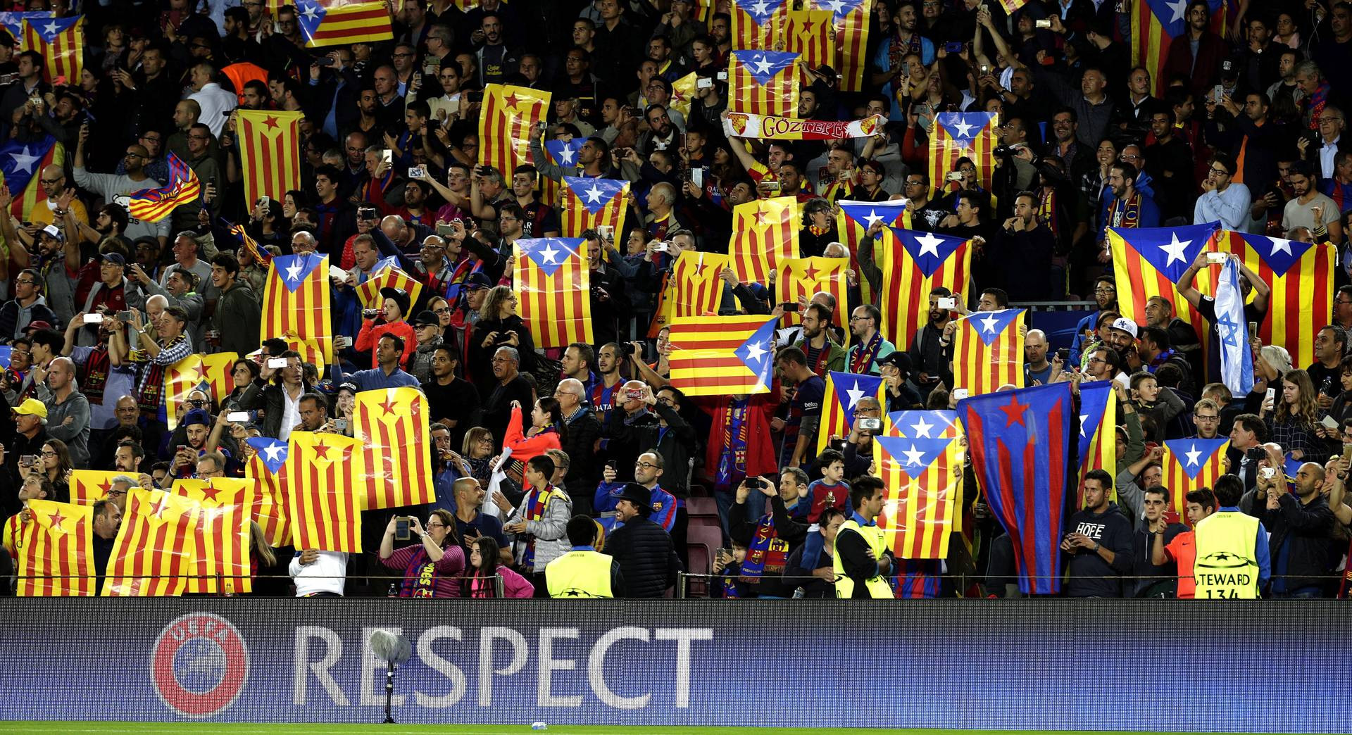 Imagen de archivo del Camp Nou con esteladas / EFE