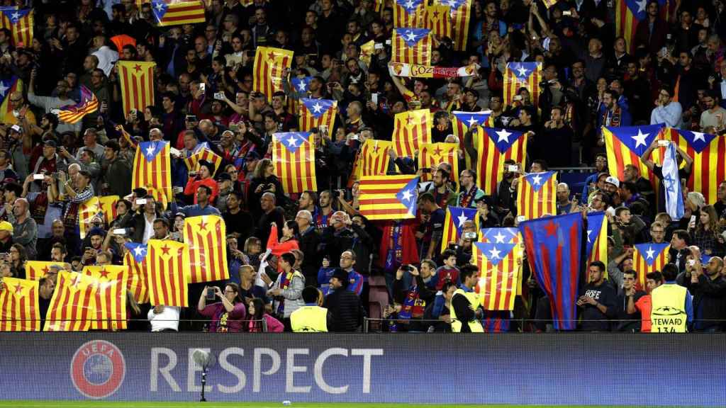 Imagen de archivo del Camp Nou con esteladas / EFE