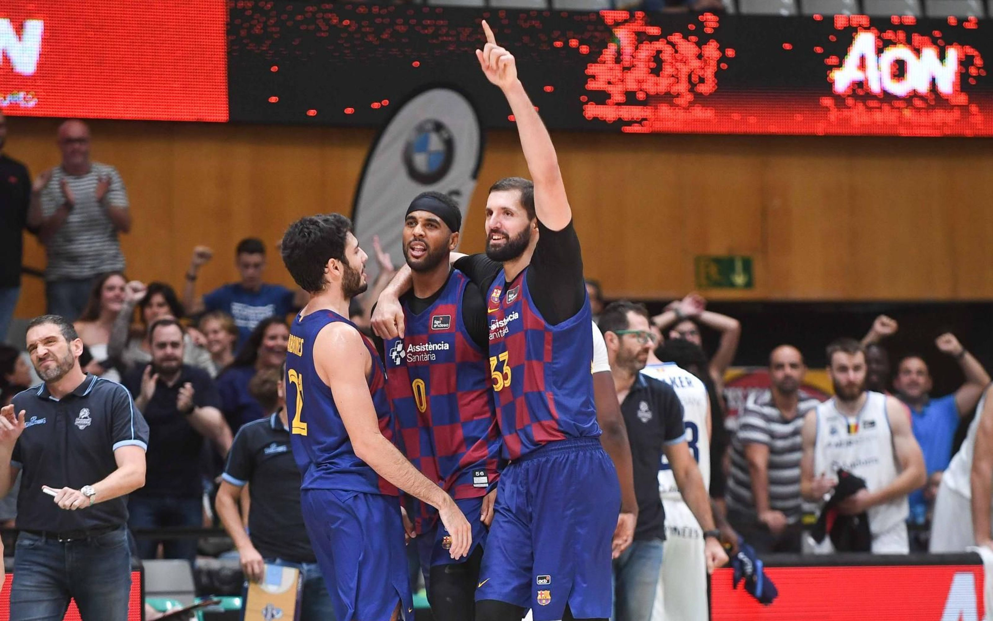 Niko Mirotic, Alex Abrines,  y Brandon Davies celebrando una victoria / FC Barcelona